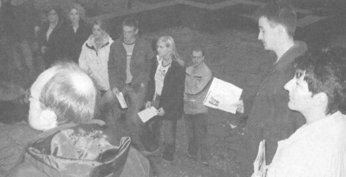 Teilnehmer der Jugendkreuzweges an der Station vor dem Kriegerdenkmal